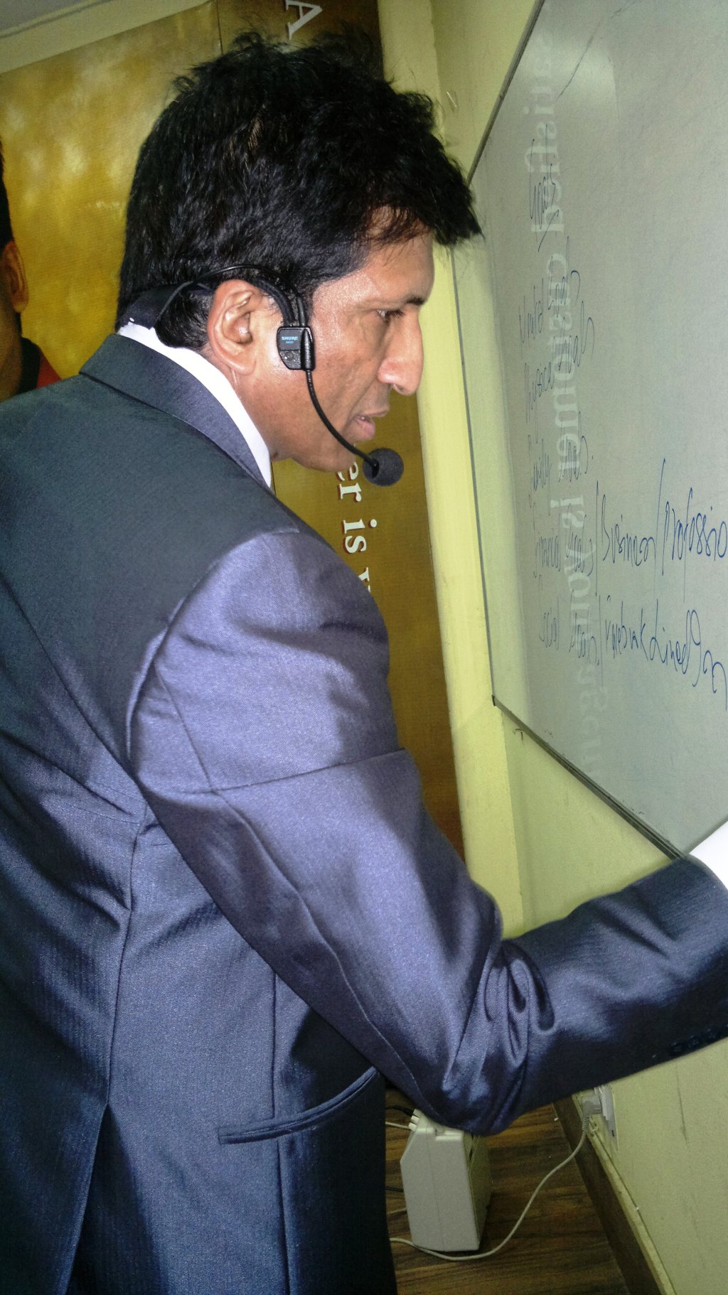 Mr. Anurag Aggarwal giving training at Anurag Aggarwal Institute of Public Speaking, Kamla Nagar-4